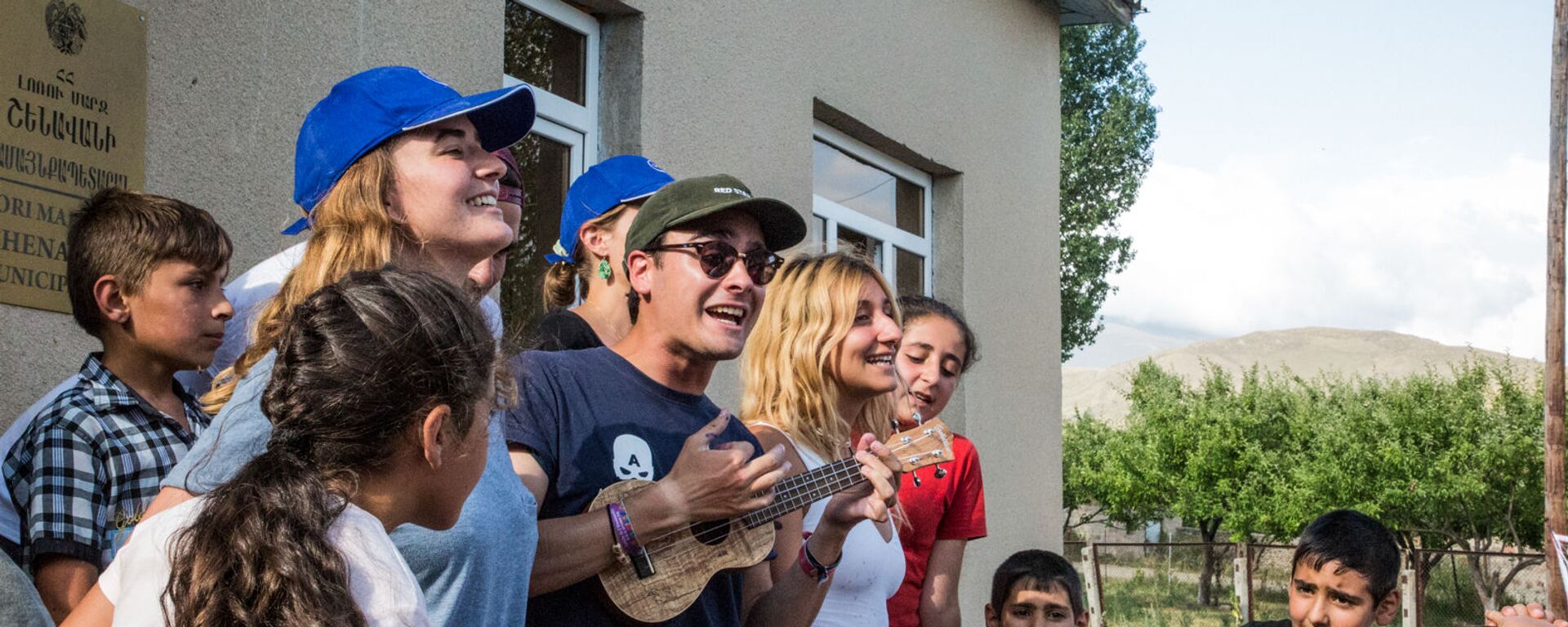 Волонтеры из Франции поют песни с детьми из Шенавана - Sputnik Армения, 1920, 08.08.2021