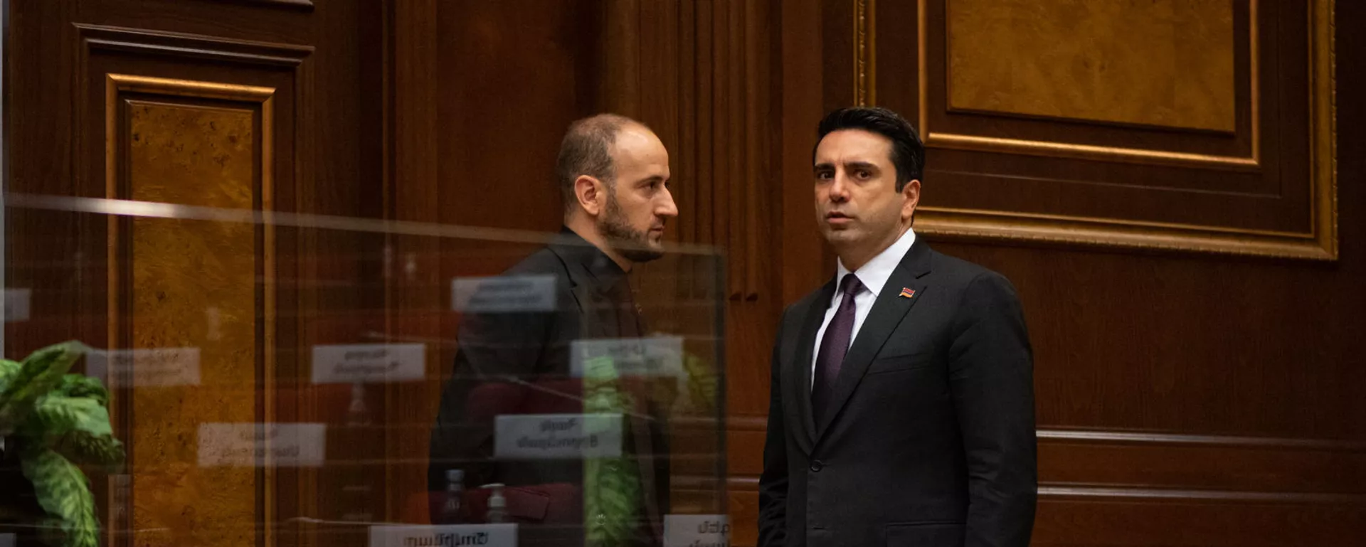 Спикер НС Ален Симонян беседует с депутатом Сисаком Габриеляном на заседании Парламента (4 августа 2021). Еревaн - Sputnik Армения, 1920, 13.09.2021
