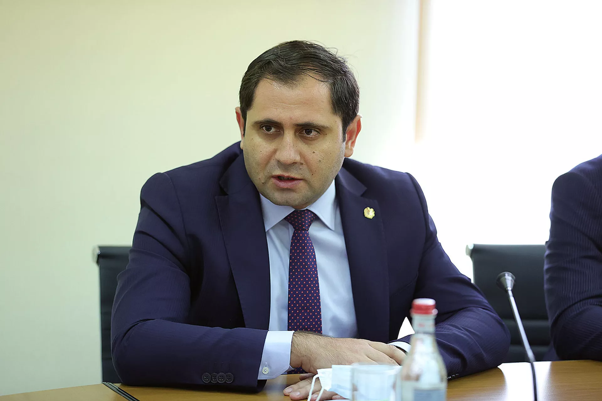 Премьер-министр Никол Пашинян представил аппарату министерствa территориального управления и инфраструктур новоназначенного министра Гнела Саносяна (4 августа 2021). Еревaн Премьер-министр Никол Пашинян представил аппарату министерствa территориального управления и инфраструктур новоназначенного министра Гнела Саносяна (4 августа 2021). Еревaн - Sputnik Армения, 1920, 14.09.2021