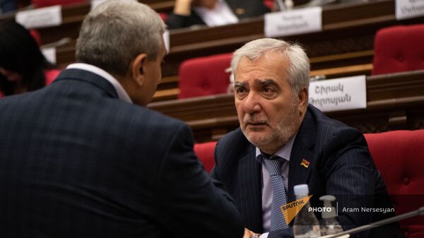 Андраник Кочарян беседует с коллегой на заседании Парламента (4 августа 2021). Еревaн - Sputnik Армения