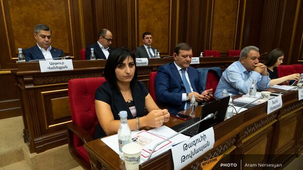 Депутаты блока Честь имею на заседании Парламента (4 августа 2021). Еревaн - Sputnik Армения