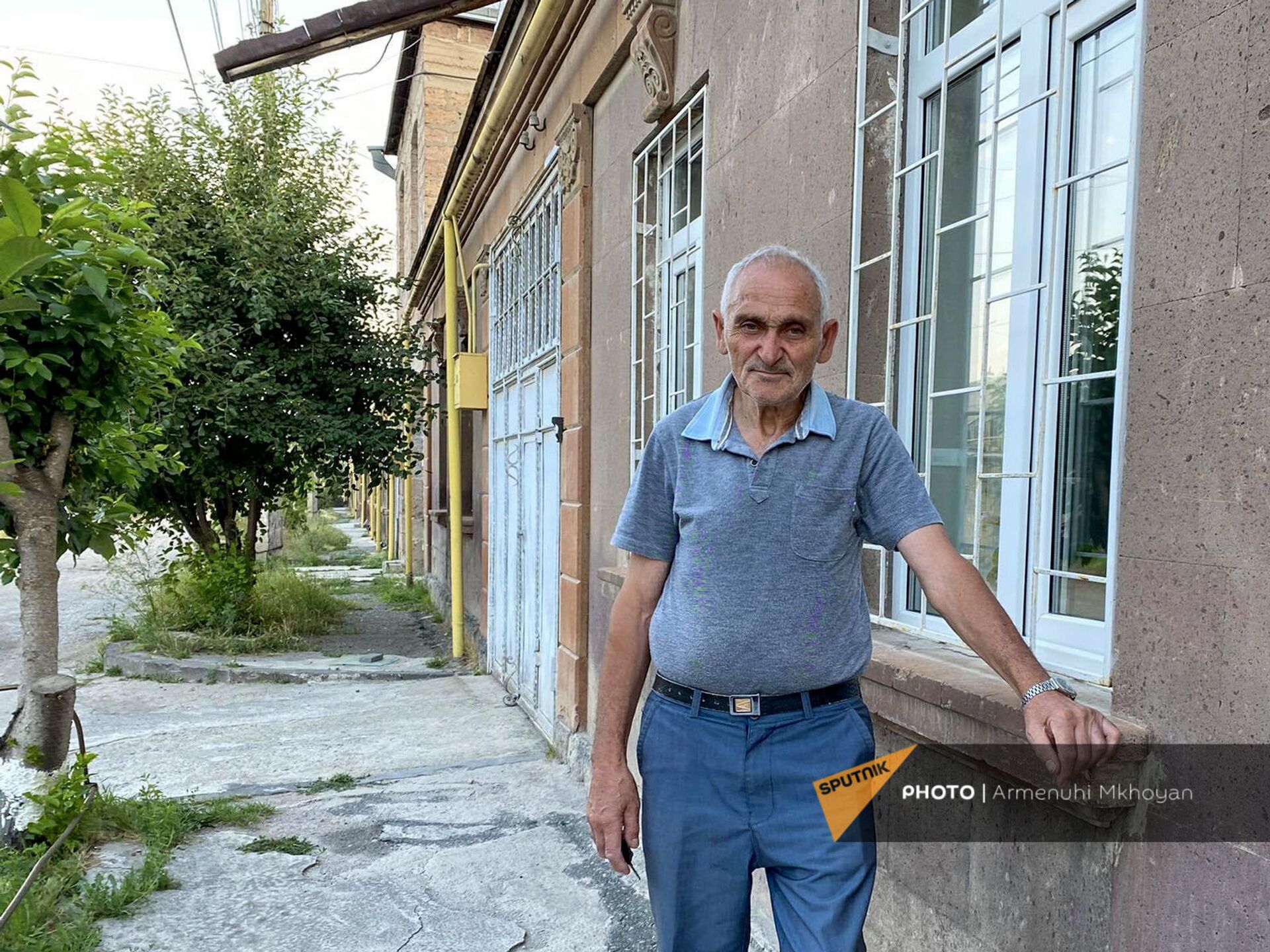 Строитель-каменщик с 60-летним стажем Сурен Хачатрян из Гюмри - Sputnik Армения, 1920, 14.09.2021