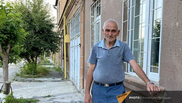 Строитель-каменщик с 60-летним стажем Сурен Хачатрян из Гюмри - Sputnik Արմենիա