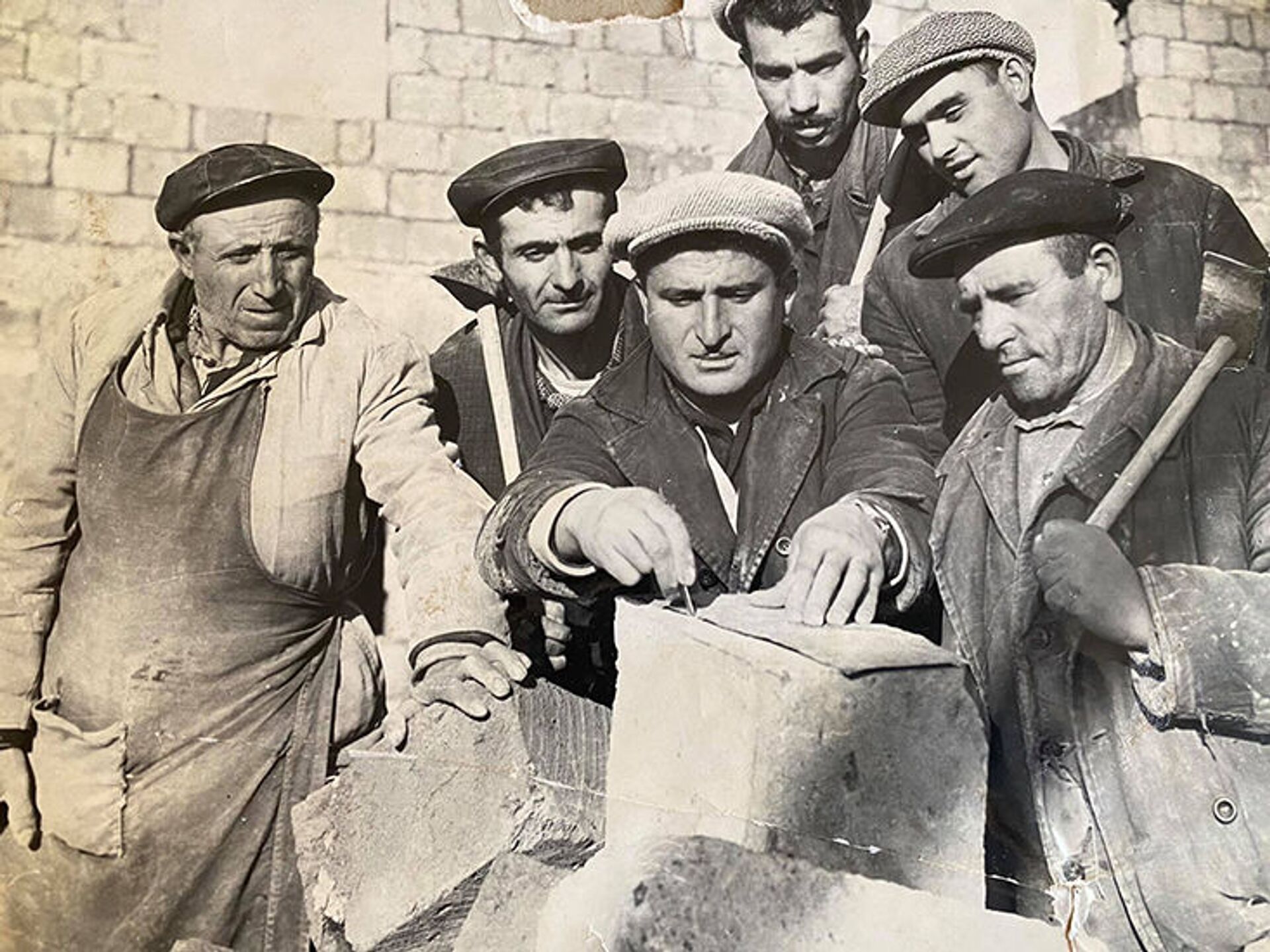 Сурен Хачатрян с коллегами на архивной фотографии - Sputnik Արմենիա, 1920, 14.09.2021