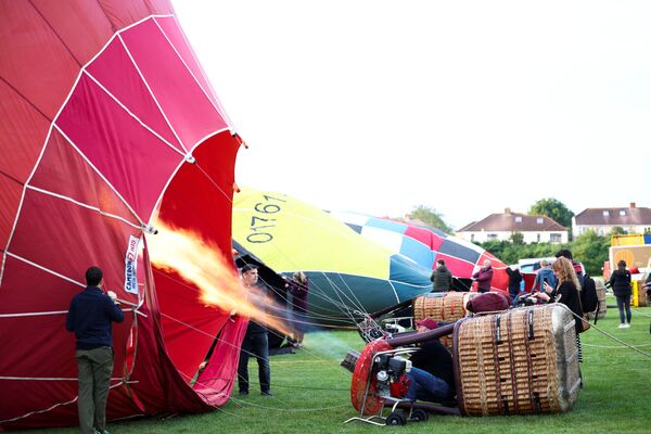 Члены экипажа надувают воздушный шар на Bristol International Balloon Fiesta в Бристоле, Великобритания - Sputnik Армения