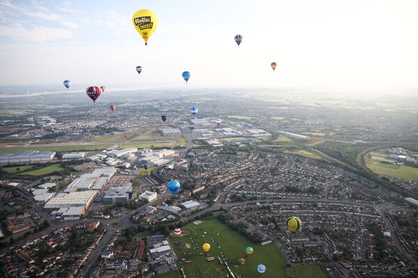 Запуск воздушных шаров во время массового взлета на Bristol International Balloon Fiesta в Бристоле, Великобритания - Sputnik Армения