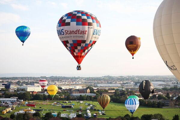 Запуск воздушных шаров во время массового взлета на Bristol International Balloon Fiesta в Бристоле - Sputnik Армения