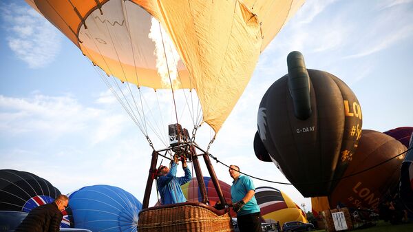 Члены экипажа надувают воздушный шар на Bristol International Balloon Fiesta в Бристоле - Sputnik Армения