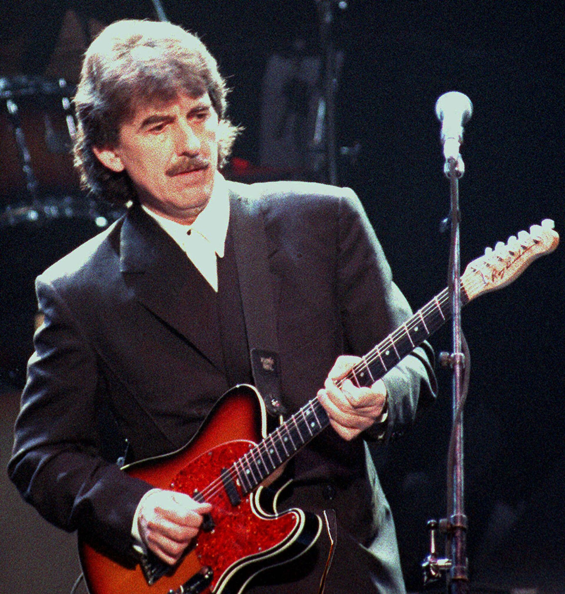 Бывший гитарист группы Битлз Джордж Харрисон на сцене во время концерта (6 апреля 1995). Лондон - Sputnik Армения, 1920, 14.09.2021