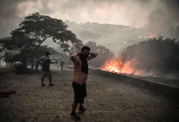 Местные жители собираются и борются с пожаром в лесу Татой недалеко от Ахарнеса, где вспыхнул лесной пожар - Sputnik Армения