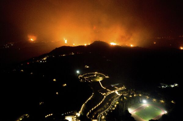 Лесной пожар приближается к Олимпийской академии в древней Олимпии на западе Греции 4 августа 2021 года - Sputnik Армения