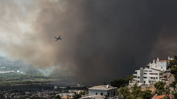 Пожарный самолет пролетает над районом Варимпомпи, где начался новый лесной пожар, в Ахарнесе, к северу от Афин - Sputnik Արմենիա