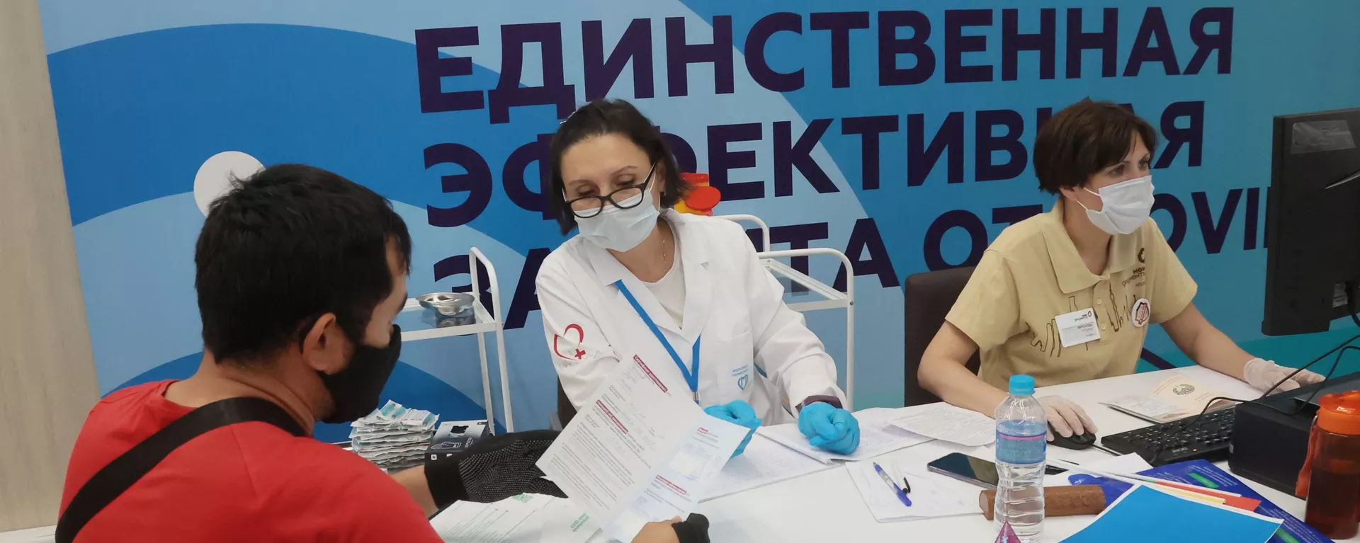 Центр вакцинации от COVID-19 в Лужниках - Sputnik Армения, 1920, 05.08.2021