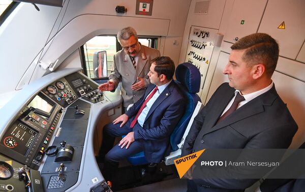 Вице-премьер Сурен Папикян в новом поезде ЮКЖД (6 августа 2021). Еревaн - Sputnik Армения