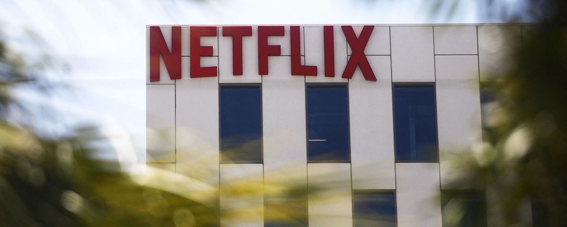Логотип Netflix на здании офиса компании на бульваре Сансет в Калифорнии - Sputnik Армения, 1920, 06.08.2021