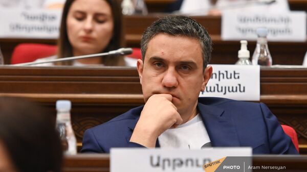 Артур Газинян на первом заседании парламента Армении (2 августа 2021). Еревaн - Sputnik Армения