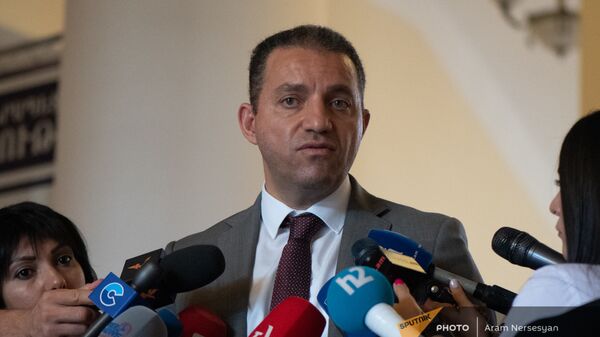 Министр экономики Ваган Керобян отвечает на вопросы журналистов до/после заседания правительства (6 августа 2021). Еревaн - Sputnik Армения
