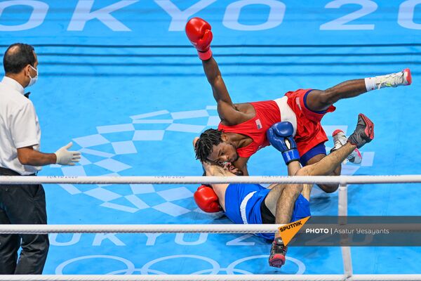 Боксер Ованнес Бачков в бою с американцем Кейшоном Дэвисом во время Олимпийских игр в Токио (6 августа 20201). Япония - Sputnik Армения