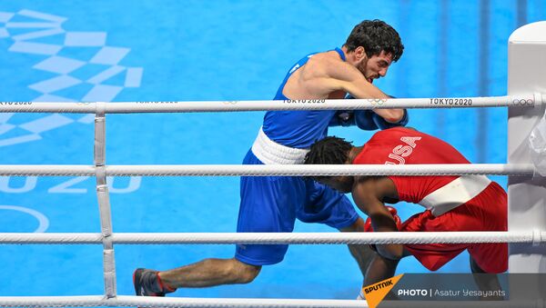 Боксер Ованнес Бачков в бою с американцем Кейшоном Дэвисом во время Олимпийских игр в Токио (6 августа 20201). Япония - Sputnik Армения