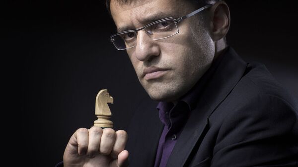 Левон Аронян со своей любимой шахматной фигурой (конем) - Sputnik Армения