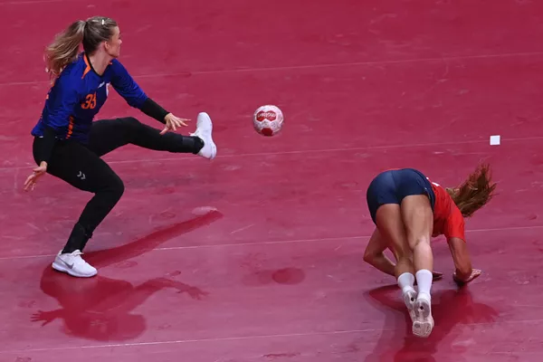 Камилла Херрем падает во время гандбольного матча на Олимпийских играх 2020 в Токио - Sputnik Армения
