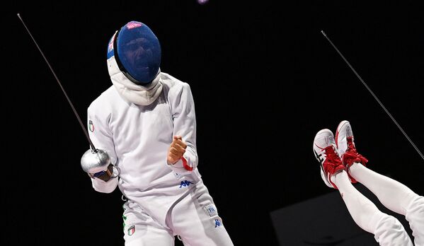 Итальянский фехтовальщик Энрико Гароццо реагирует на падение японца Коки Кано во время индивидуального квалификационного боя на шпагах среди мужчин на Олимпийских играх 2020 года в Токио - Sputnik Армения