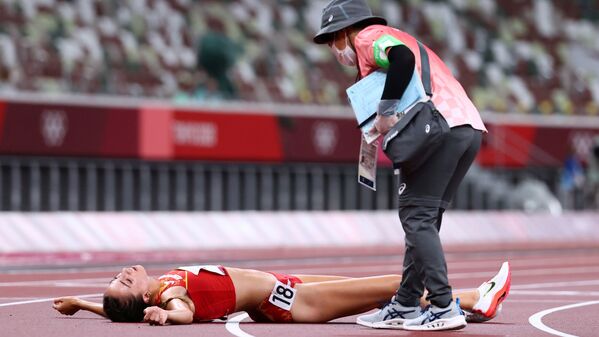 Испанская легкоатлетка Люсия Родригес после падения на олимпиаде в Токио - Sputnik Армения