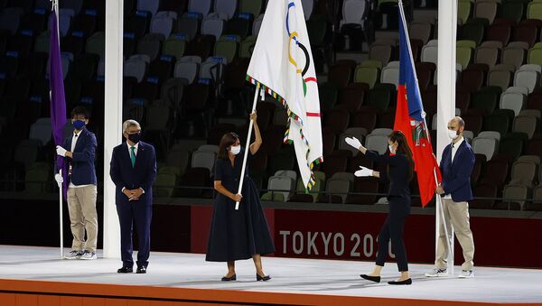 Мэр Парижа Анн Идальго размахивает олимпийским флагом во время церемонии закрытия Олимпийских игр (8 августа 2021). Токио - Sputnik Армения