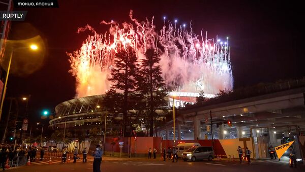 Фейерверк над Олимпийским стадионом в Токио во время церемонии закрытия XXXII летней Олимпиады - Sputnik Армения
