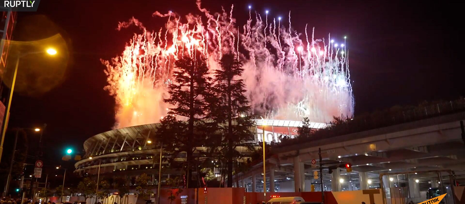 Фейерверк над Олимпийским стадионом в Токио во время церемонии закрытия XXXII летней Олимпиады - Sputnik Արմենիա, 1920, 08.08.2021