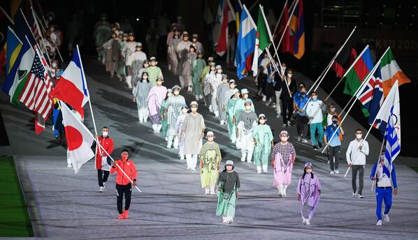 Парад атлетов на торжественной церемонии закрытия XXXII летних Олимпийских игр в Токио.  - Sputnik Армения