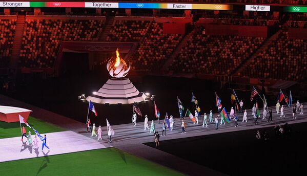 Парад атлетов на торжественной церемонии закрытия XXXII летних Олимпийских игр в Токио на Национальном олимпийском стадионе. - Sputnik Армения