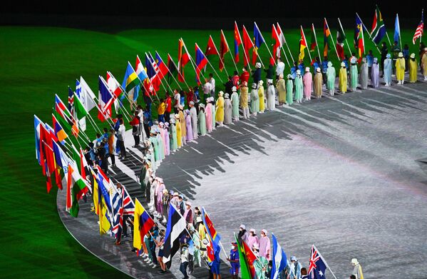 Парад атлетов на торжественной церемонии закрытия XXXII летних Олимпийских игр в Токио на Национальном олимпийском стадионе. - Sputnik Армения