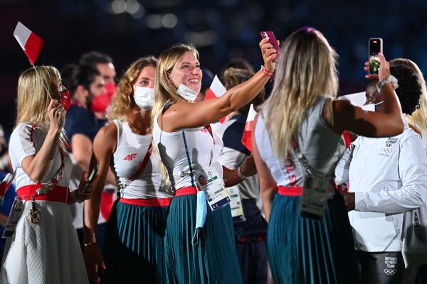 Польские атлеты на торжественной церемонии закрытия XXXII летних Олимпийских игр в Токио. - Sputnik Армения