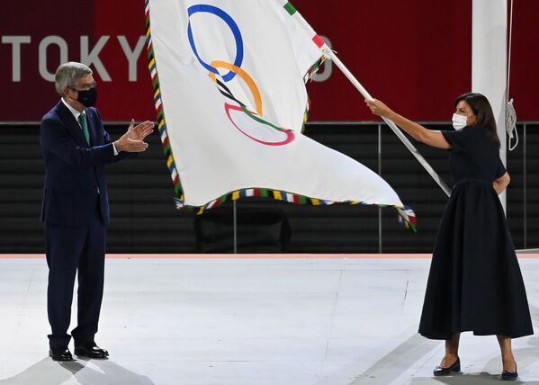 Президент Международного олимпийского комитета (МОК) Томас Бах на торжественной церемонии закрытия XXXII летних Олимпийских игр в Токио на Национальном олимпийском стадионе. - Sputnik Армения