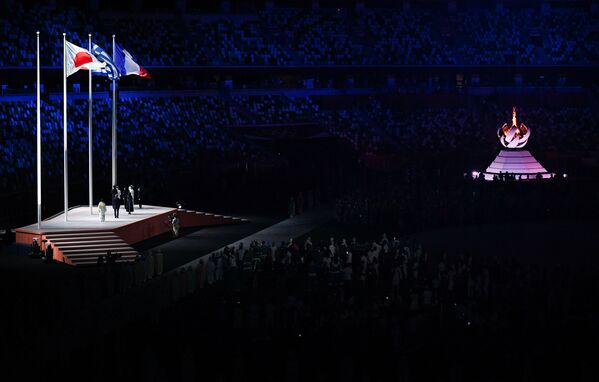 Поднятые флаги Японии, Греции и Франции на торжественной церемонии закрытия XXXII летних Олимпийских игр в Токио. - Sputnik Армения