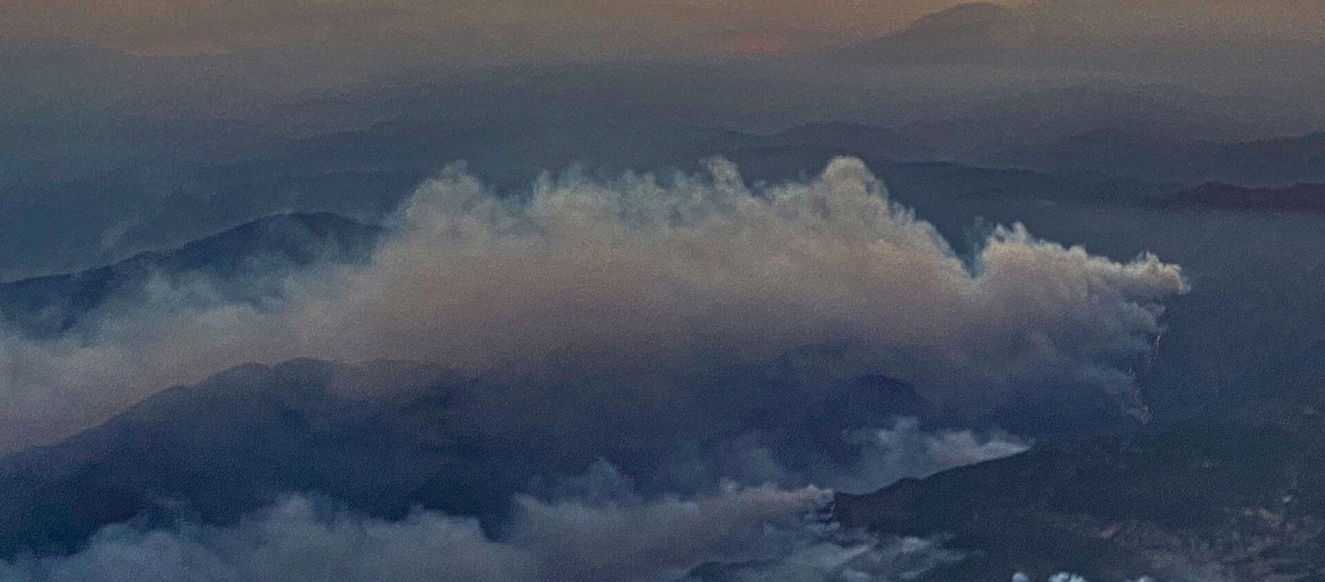 Kлубы дыма от лесных пожаров в районе Даламан на юге Турции - Sputnik Армения, 1920, 08.08.2021