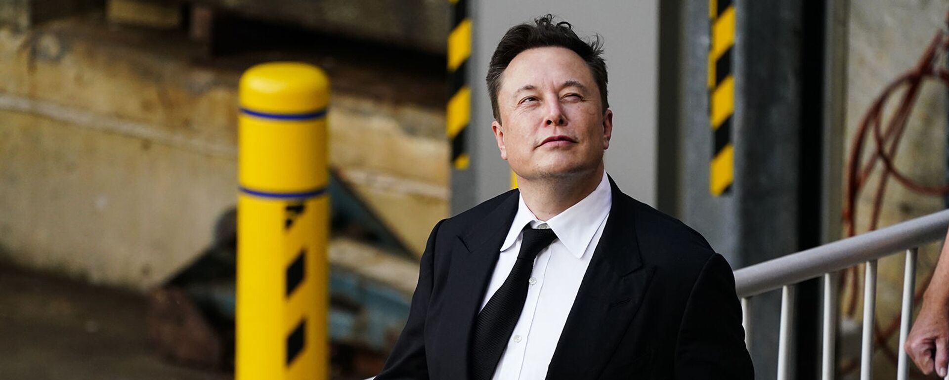 Генеральный директор SpaceX и Tesla Motors Илон Маск выходит из центра правосудия (12 июля 2021). Уилмингтон - Sputnik Армения, 1920, 13.09.2021