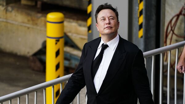 Генеральный директор SpaceX и Tesla Motors Илон Маск выходит из центра правосудия (12 июля 2021). Уилмингтон - Sputnik Армения