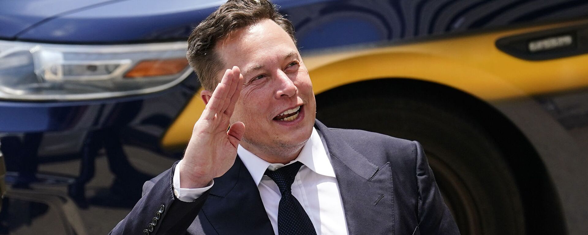 Генеральный директор SpaceX и Tesla Motors Илон Маск приветствует поклонников при выходе из центра правосудия (12 июля 2021). Уилмингтон - Sputnik Армения, 1920, 27.10.2021