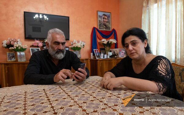 Тигран Марухян и Мариам Ширинян, отец и мать погибшего Абрахама Марухяна  - Sputnik Армения