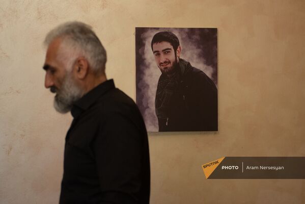 Тигран Марухян на фоне портрета погибшего сына - Sputnik Армения