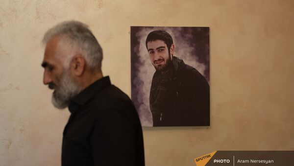 Тигран Марухян на фоне портрета погибшего сына - Sputnik Արմենիա