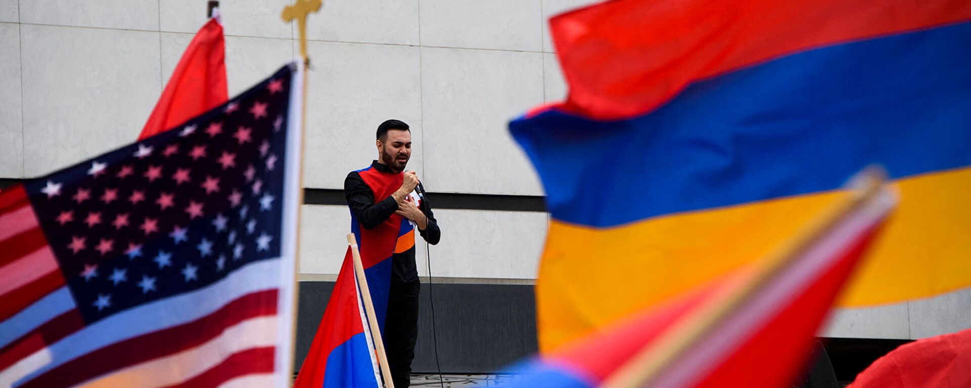 Певец Андре выступает у здания консульства Турции в США в годовщину Геноцида армян (24 апреля 2021). Беверли-Хиллз - Sputnik Արմենիա, 1920, 08.08.2021