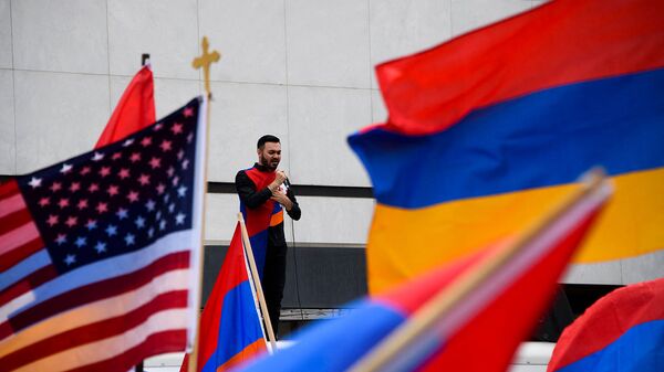 Певец Андре выступает у здания консульства Турции в США в годовщину Геноцида армян (24 апреля 2021). Беверли-Хиллз - Sputnik Արմենիա