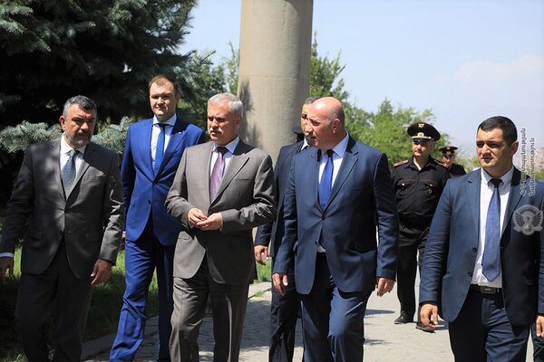 Генеральный секретарь ОДКБ Станислав Зась посетил военный пантеон Ераблур (10 августа 2021). Еревaн - Sputnik Армения