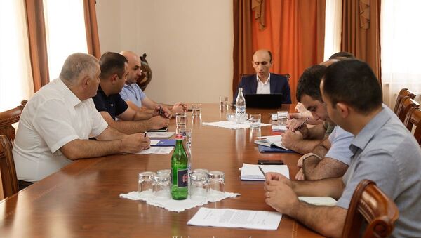 Госминистр Карабаха Артак Бегларян провел совещание по формированию государственного жилищного фонда (10 августа 2021). Степанакeрт - Sputnik Արմենիա