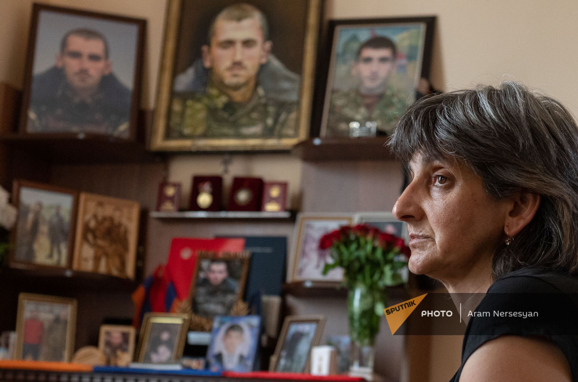 Мать погибшего военнослужащего Анании Арамяна Айкуш у уголка памяти сыну - Sputnik Армения, 1920, 14.09.2021