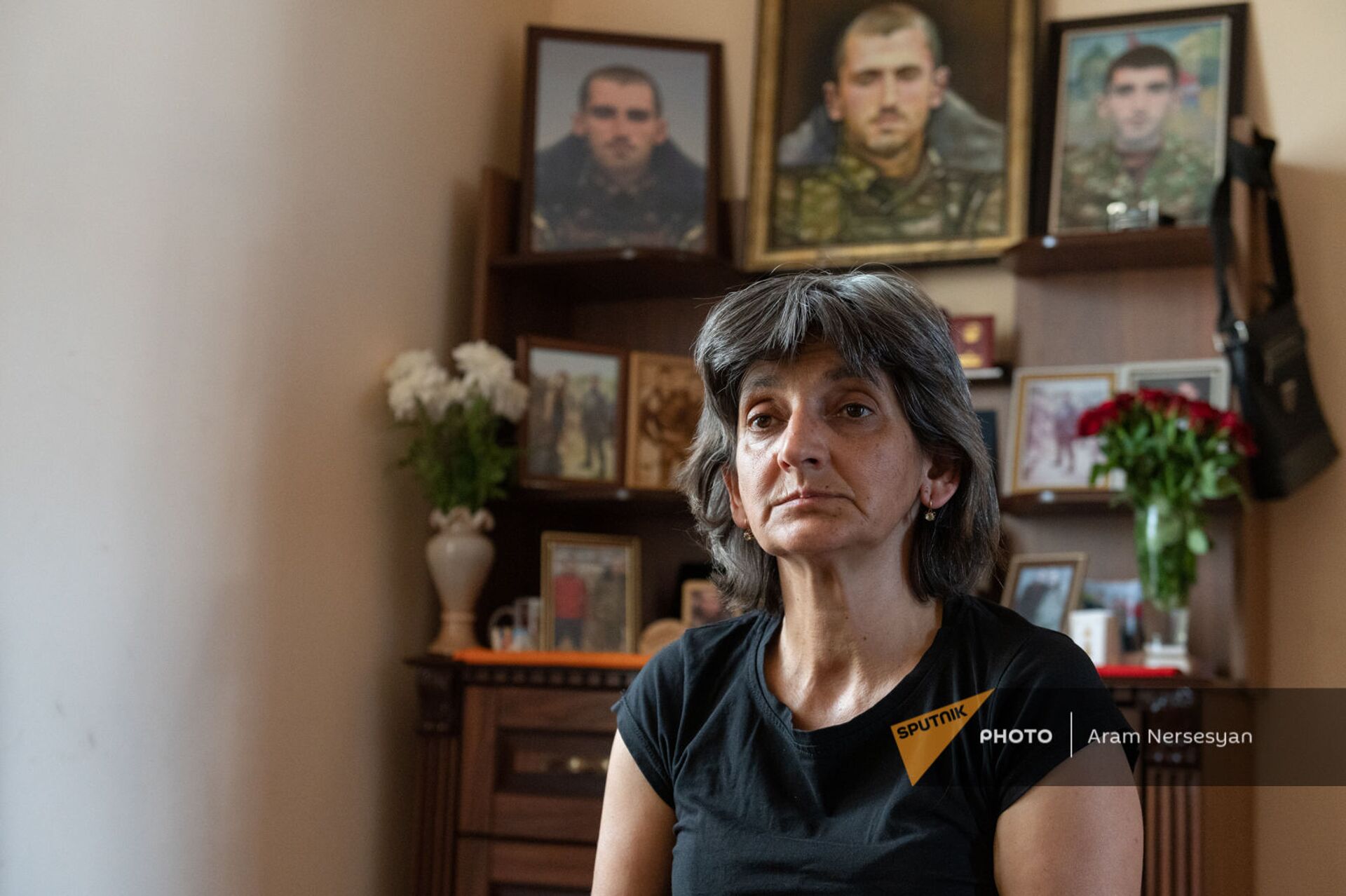 Мать погибшего военнослужащего Анании Арамяна Айкуш у уголка памяти сыну - Sputnik Արմենիա, 1920, 14.09.2021