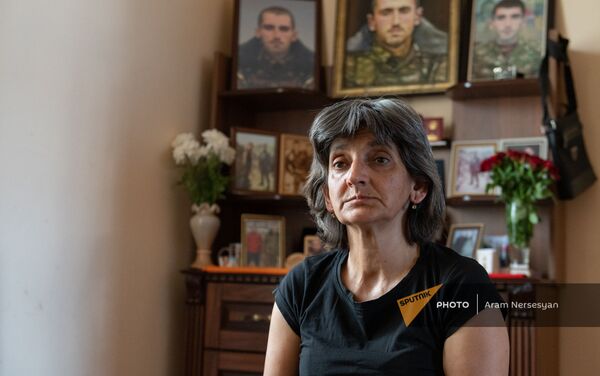 Мать погибшего военнослужащего Анании Арамяна Айкуш у уголка памяти сыну - Sputnik Армения